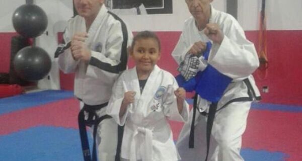 Taekwondo ajuda menina de 7 anos com deficiência visual a enxergar o mundo