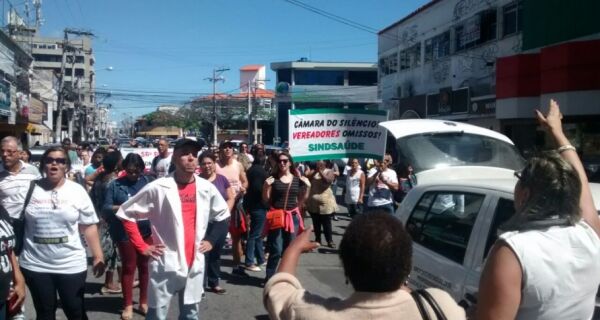 Protesto de servidores fecha Avenida Teixeira e Souza, no centro de Cabo Frio