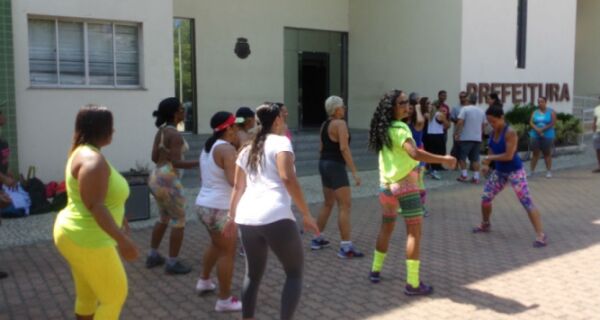 Professores de Educação Física fazem 'protesto dançante' em frente da Prefeitura
