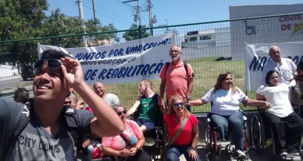 Portadores de necessidades especiais protestam por Centro de Reabilitação