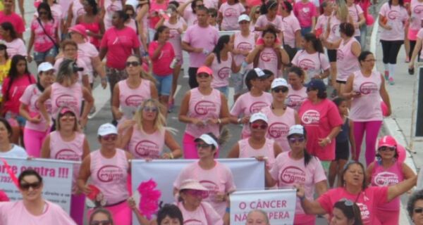 Amigas da Mama promove Caminhada Rosa na Praia do Forte