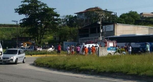 Acidente mata uma pessoa e fere três na RJ-140, em São Pedro da Aldeia