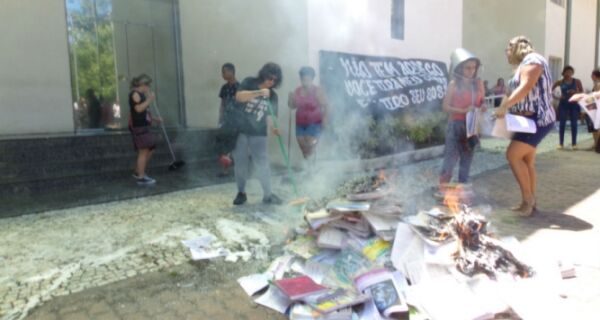 Servidores lavam escadas e queimam livros em protesto na Prefeitura