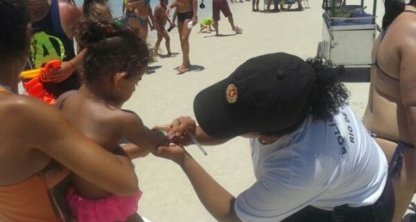 Polícia faz trabalho de identificação de crianças na Praia do Forte
