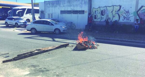 Funcionários da Ecomix fecham rua em protesto