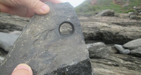 Pedras encontradas em Búzios indicam possível uso de dinamite para detonação