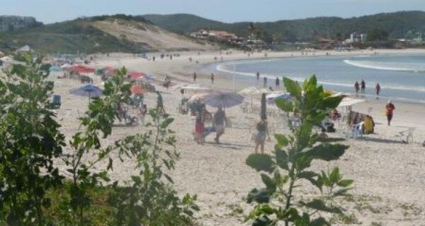 Dia ensolarado e sem ressaca na Praia do Forte