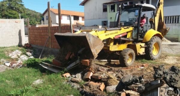 Construções irregulares são demolidas no Guriri