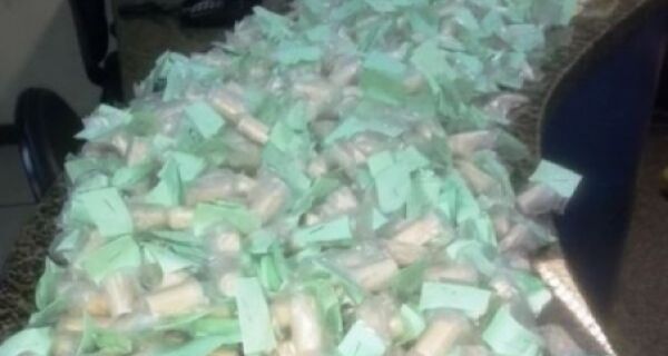 Polícia apreende mais de 800 cápsulas de cocaína