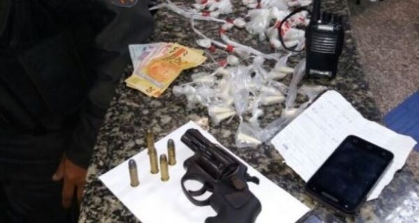 Polícia apreende armas e drogas em Arraial