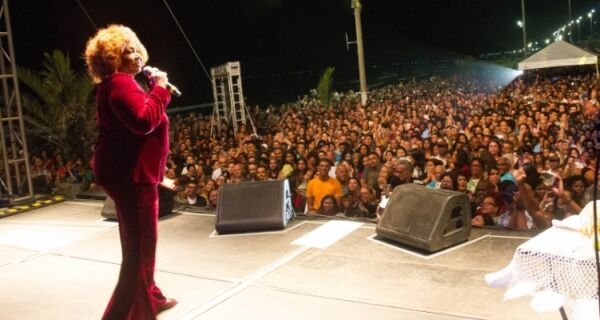Alcione levanta o público na festa de 402 anos de Cabo Frio