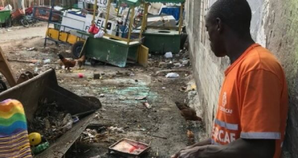 Rua Tamoios vira depósito de lixo