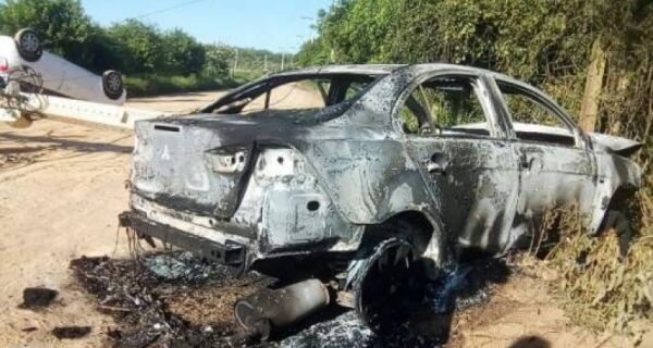 Carro pega fogo após acidente em São Pedro da Aldeia