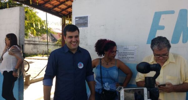 Aquiles Barreto vota no Portinho no começo da tarde deste domingo