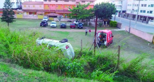 Adolescente morre após carro capotar em Arraial do Cabo