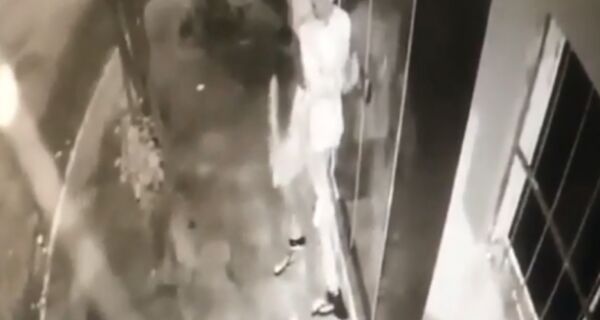 Câmera flagra furto em loja de conserto de celulares em Cabo Frio; VÍDEO