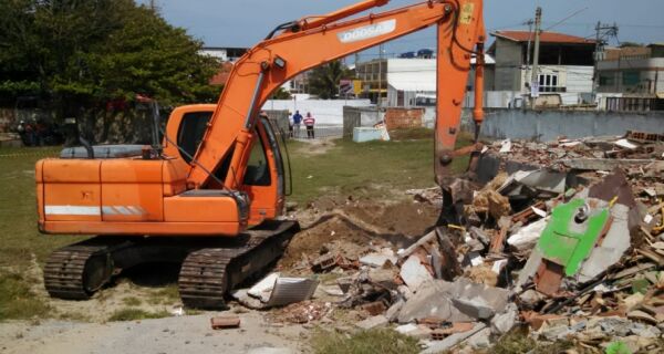 Prédio abandonado no Peró é demolido pela prefeitura