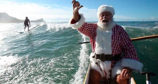 Papai Noel chega de canoa havaiana a Cabo Frio neste domingo