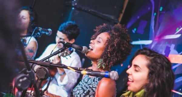 Noite feminina do samba em Cabo Frio