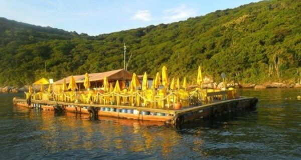 Ainda embargado, restaurante flutuante de Arraial do Cabo terá destino definido pela Justiça