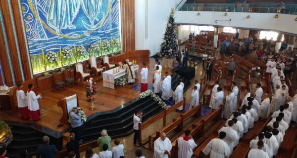 Igreja Matriz de Cabo Frio recebe membros do clero para celebrar 25 anos de vida sacerdotal do Padre Marcelo Chelles