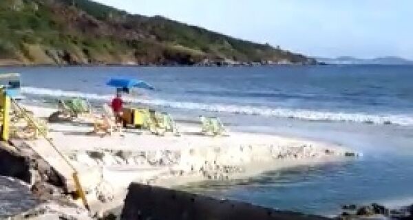 Prainha e Praia dos Anjos estão impróprias para banho em Arraial