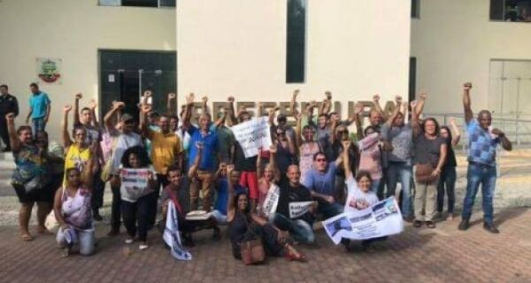 Feirantes de Tamoios protestam na Prefeitura de Cabo Frio
