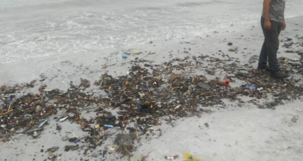 Após ressaca, muito lixo na Praia do Forte