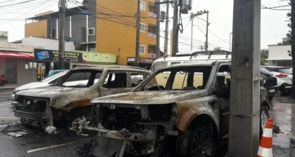 Tensão em Cabo Frio: criminosos ateiam fogo em carro na frente de delegacia e impõem novo toque de recolher