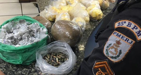 PM apreende farta quantidade de drogas e munição em área de mata no Jacaré, em Cabo Frio