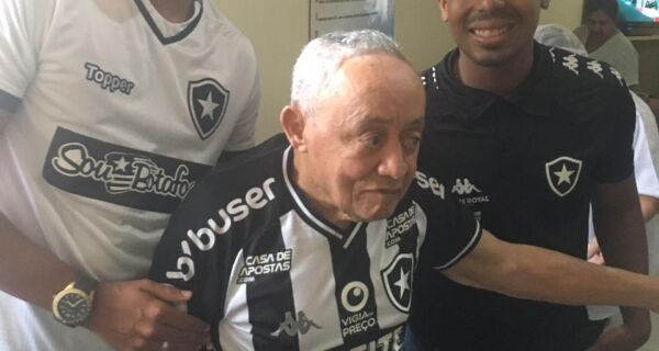 Grupo de torcedores do Botafogo doa camisa oficial para idoso no Lar da Cidinha