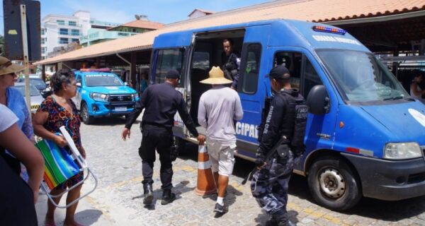 Operação para coibir a venda ilegal de passeios de barco e flanelinhas leva 26 para delegacia, em Arraial