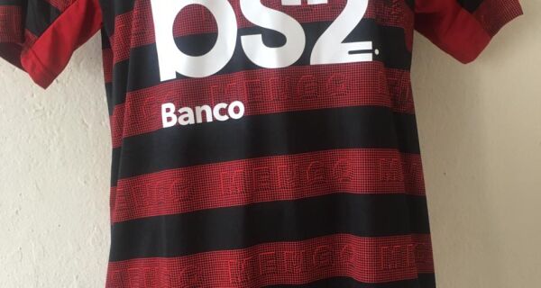 Apae de Arraial faz rifa de camisa do Flamengo autografada por campeões da Libertadores
