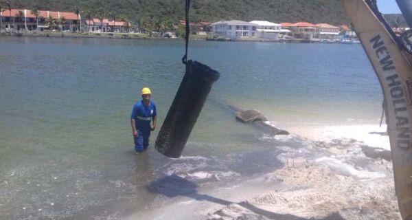 Operação retira possíveis ligações irregulares de esgoto da praia de São Bento