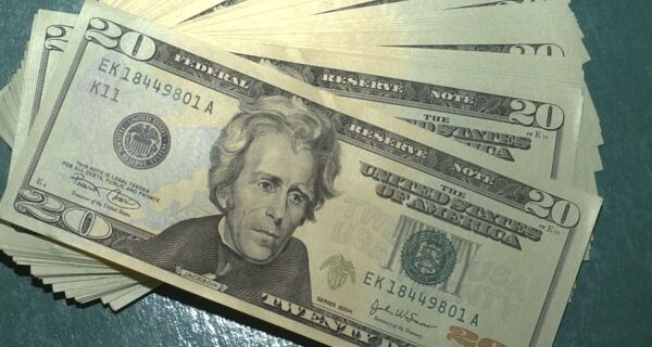 Dólar ultrapassa R$ 4,20 e fecha no maior valor do ano