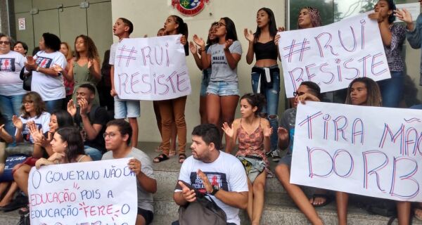 Alunos e professores do Rui Barbosa protestam contra transferência temporária das aulas