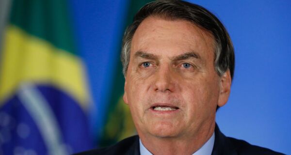 Bolsonaro afirma que autoridades devem evitar proibição de transportes, fechamento de comércio e confinamento em massa
