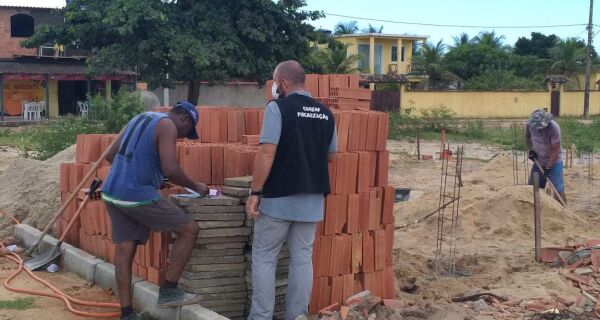 Prefeitura de Cabo Frio flagra construções irregulares em áreas de proteção ambiental