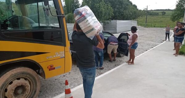 Famílias de alunos da rede municipal recebem cestas básicas nesta sexta-feira em Araruama