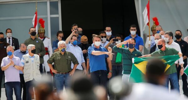 Bolsonaro vai a manifestação em frente ao Palácio do Planalto