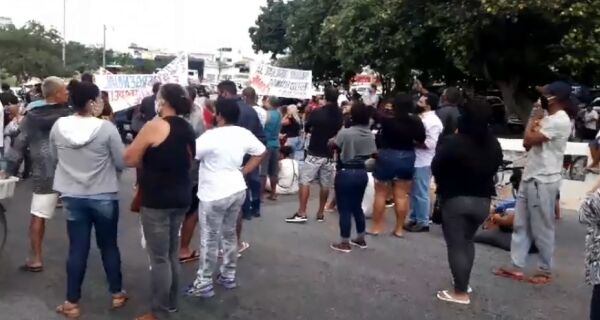 Comerciantes da Praça da Cidadania e ambulantes protestam para voltar a trabalhar em Cabo Frio