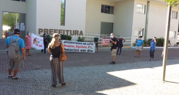 Profissionais da Educação de Cabo Frio protestam pelo pagamento dos salários dos aposentados 