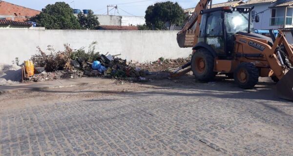 Cerca de 45 toneladas de entulho descartado de forma irregular são retiradas em Tamoios