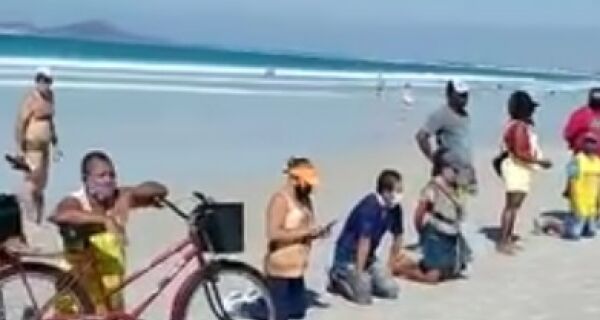 Barraqueiros fazem ato na Praia do Forte, em Cabo Frio, pedindo volta das atividades