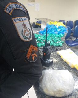PM apreende 1Kg de pasta base de cocaína no Jacaré, em Cabo Frio