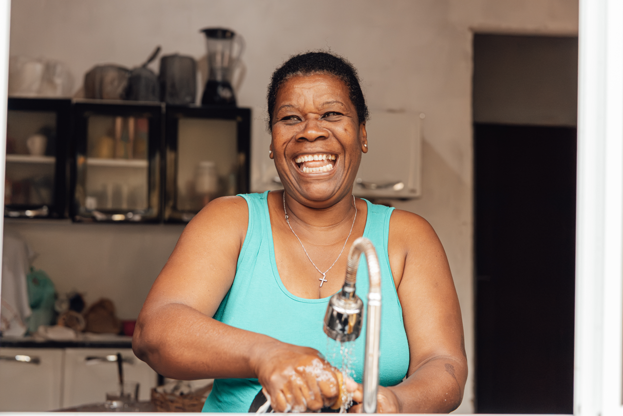 NOVOS TEMPOS Valquíria dos Santos esbanja sorrisos ao poder abrir abrir a torneira da cozinha