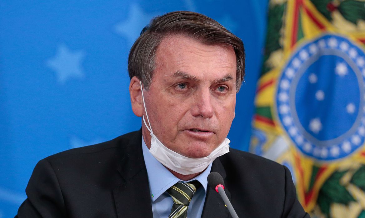 Bolsonaro diz a apoiadores que fez 'chapa do pulmão' e teste de covid-19